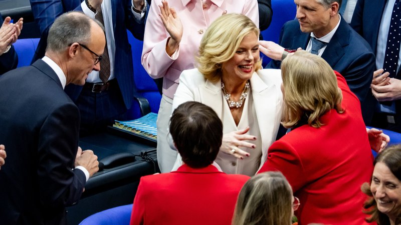 Gratulationen nach der Wahl zur Bundestagspräsidentin | Bild: pa/dpa/Emmanuele Contini Gratulationen nach der Wahl zur Bundestagspräsidentin