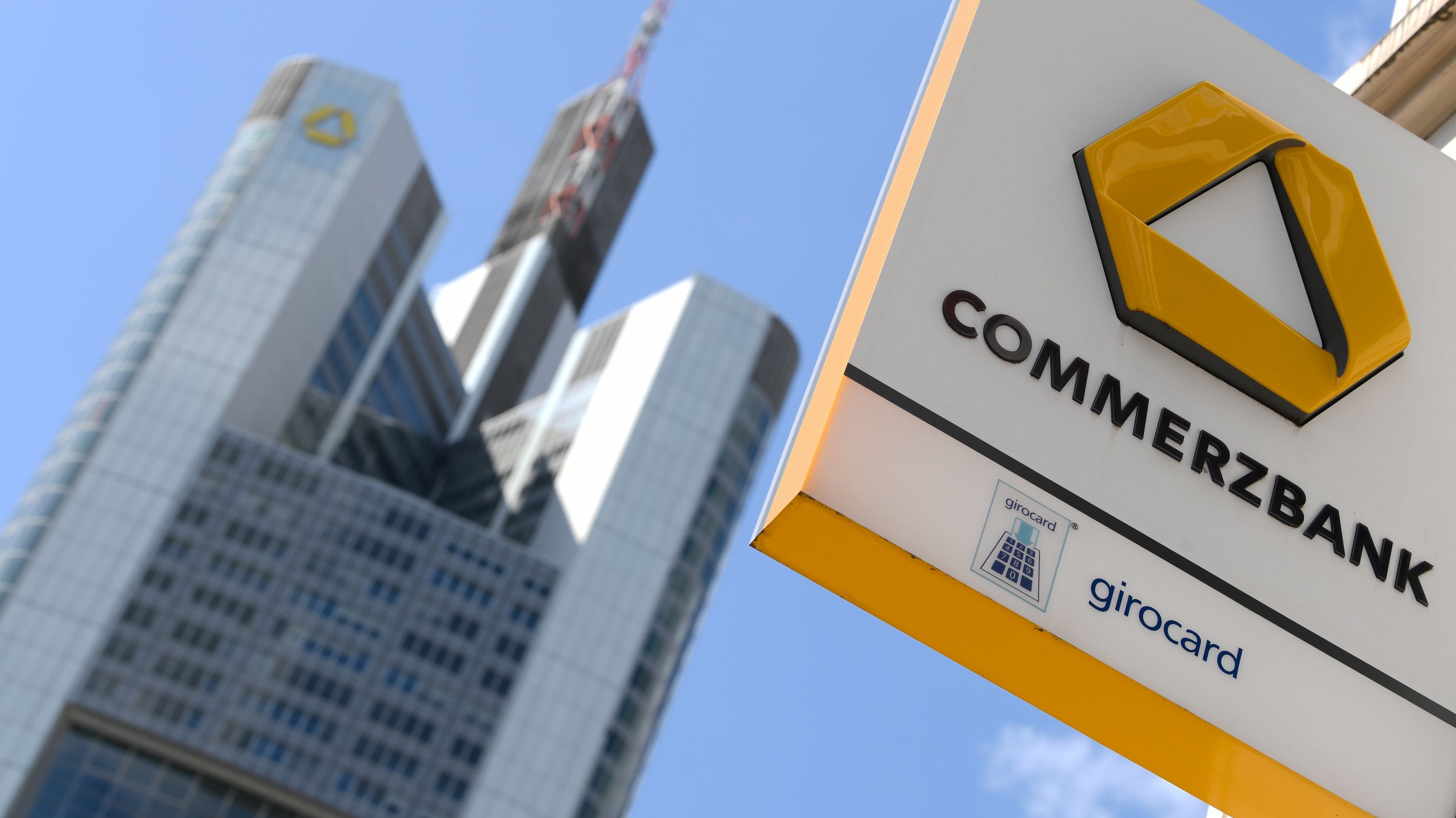 Commerzbank Streicht Stellen Und Schliesst Filialen Br24