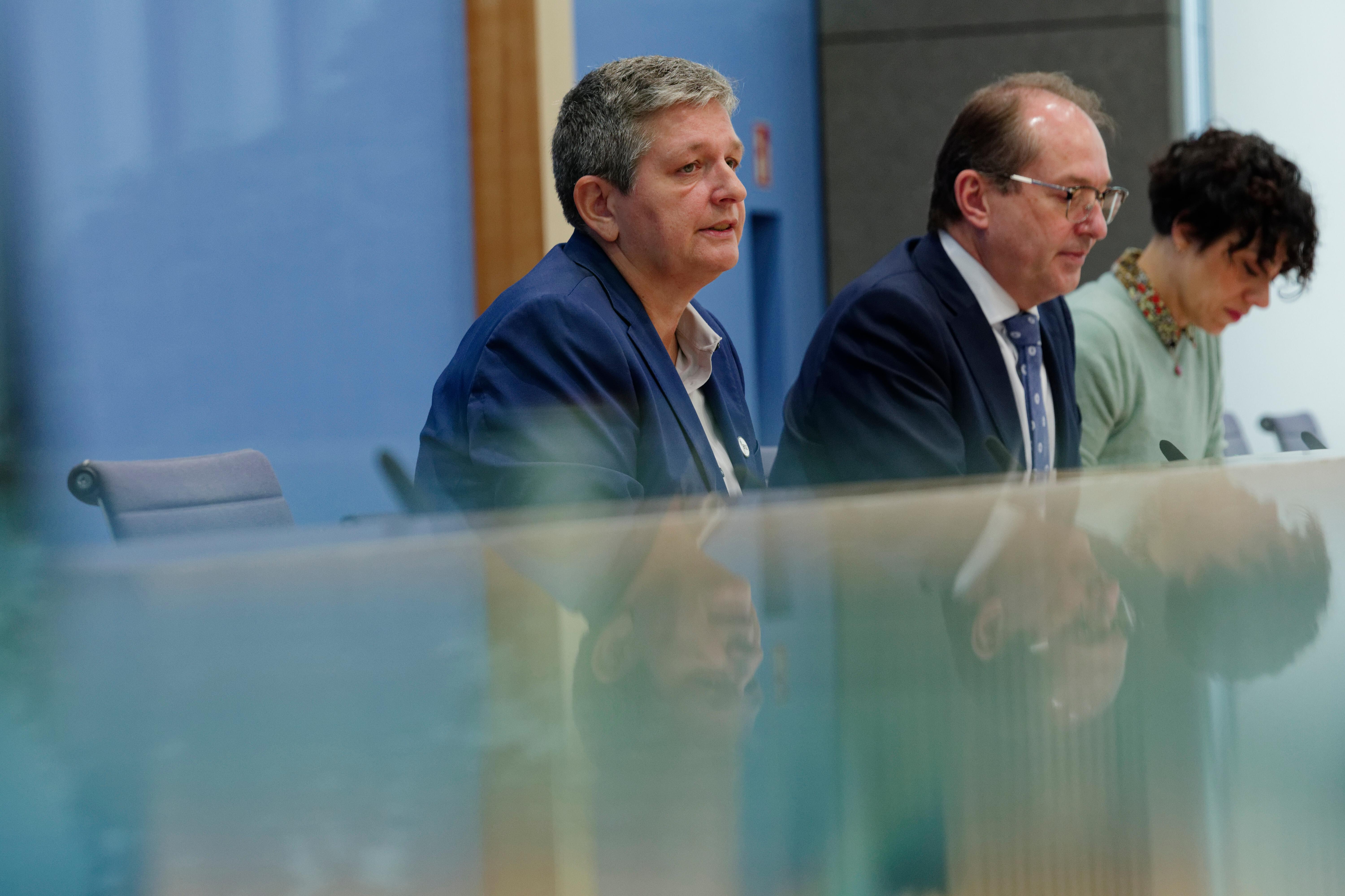 Bundespressekonferenz: Alexander Dobrindt (CSU), Bundesinnenminister, und Claudia Plattner, Präsidentin des Bundesamts für Sicherheit in der Informationstechnik (BSI), stellen den BSI-Lagebericht 2025 vor.