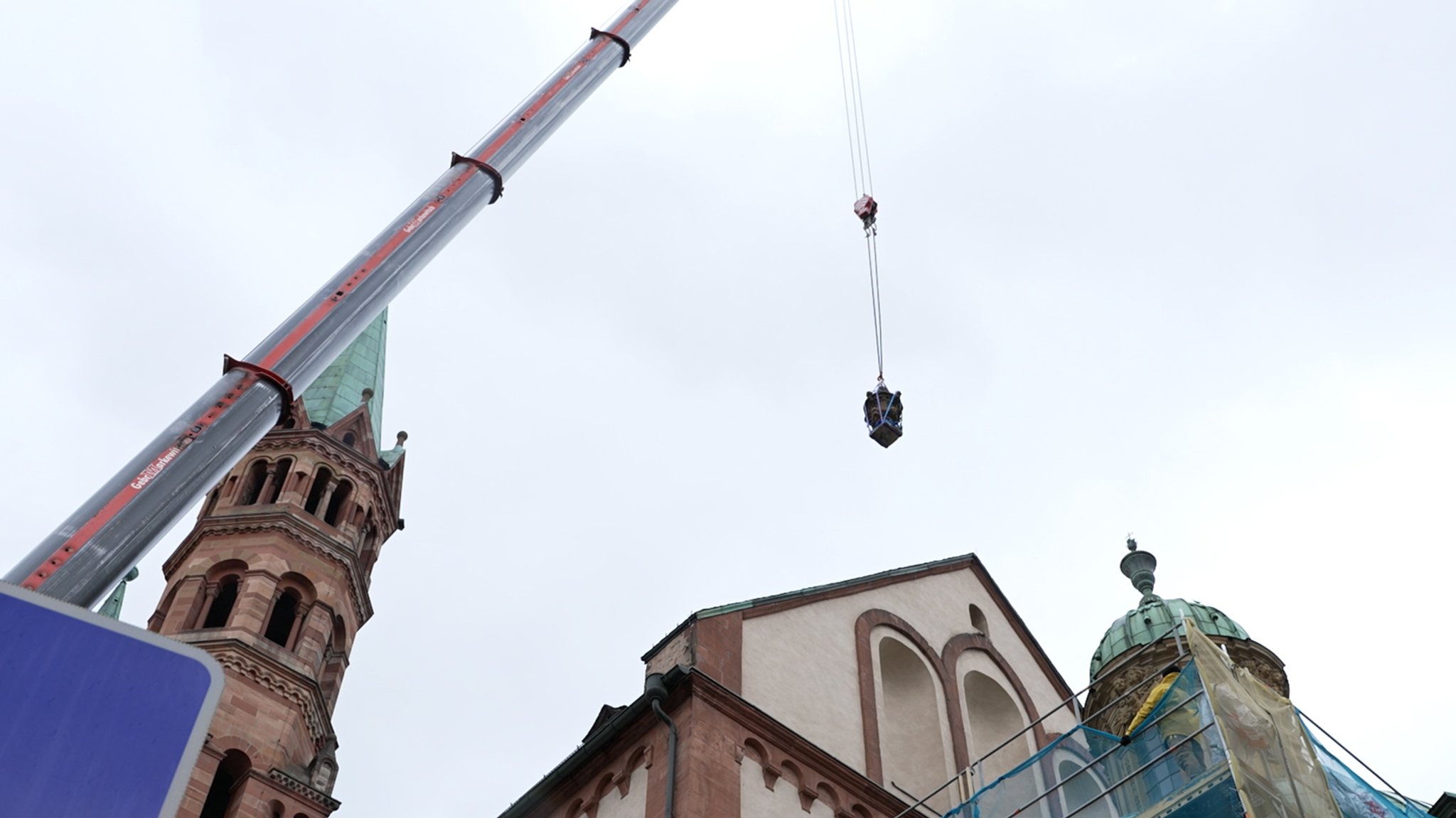 Die stark beschädigten Vasen der Schönbornkapelle wurden heute abgebaut