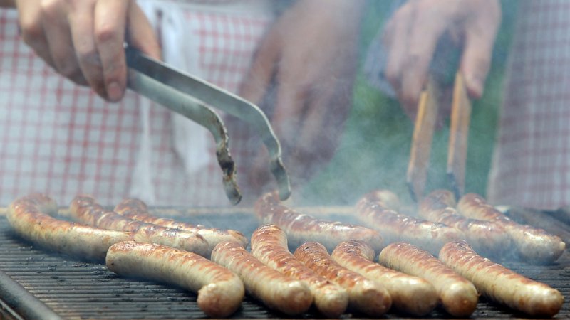 Auf einem Grillroste liegen Bratwürste. | Bild: picture alliance / dpa | Daniel Karmann Auf einem Grillroste liegen Bratwürste.