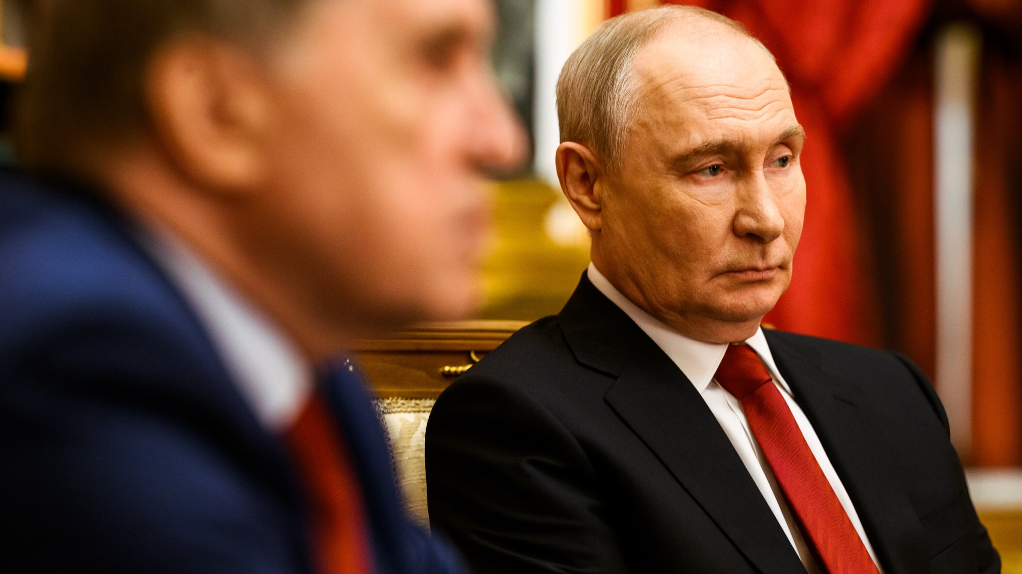 Der russische Präsident Wladimir Putin im Roten Salon im Kreml in Moskau | Bild: picture alliance / Photoshot | - Der russische Präsident Wladimir Putin im Roten Salon im Kreml in Moskau