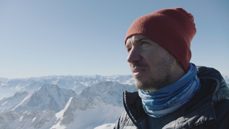 Felix Neureuther mit den Garmischer Bergen im Hintergrund. Der Ex-Ski-Profi, fragt: Wie lange können wir noch Ski fahren?