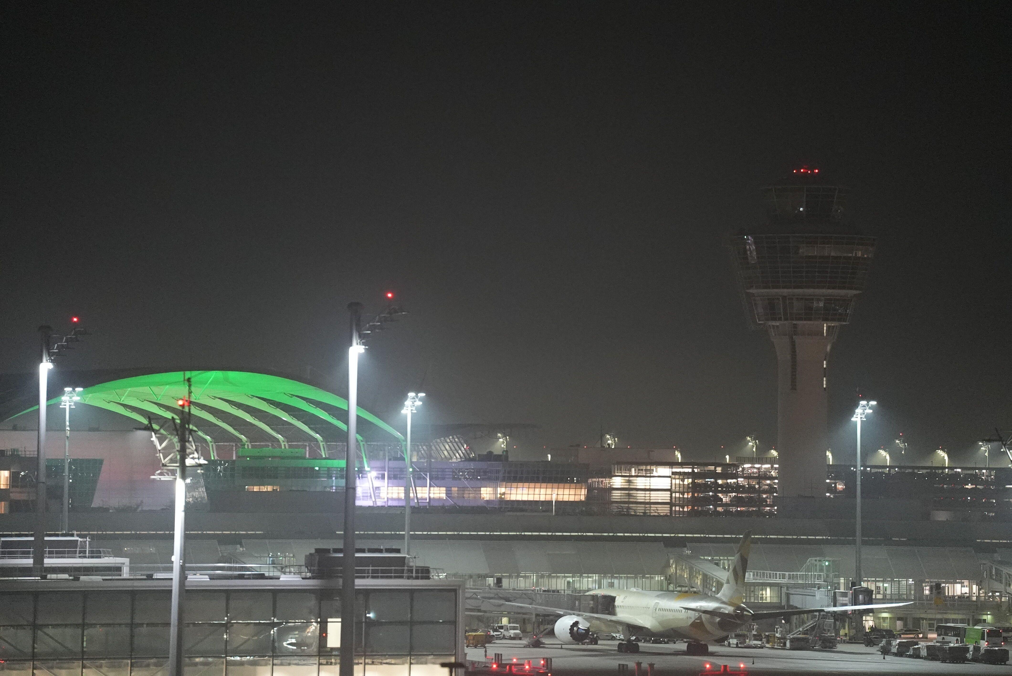 Archivbild: Der Münchner Flughafen in der Nacht.