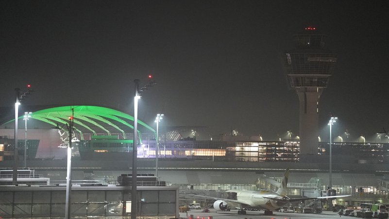 Archivbild: Der Münchner Flughafen in der Nacht. | Bild: picture alliance/dpa | Ehsan Monajati Archivbild: Der Münchner Flughafen in der Nacht.