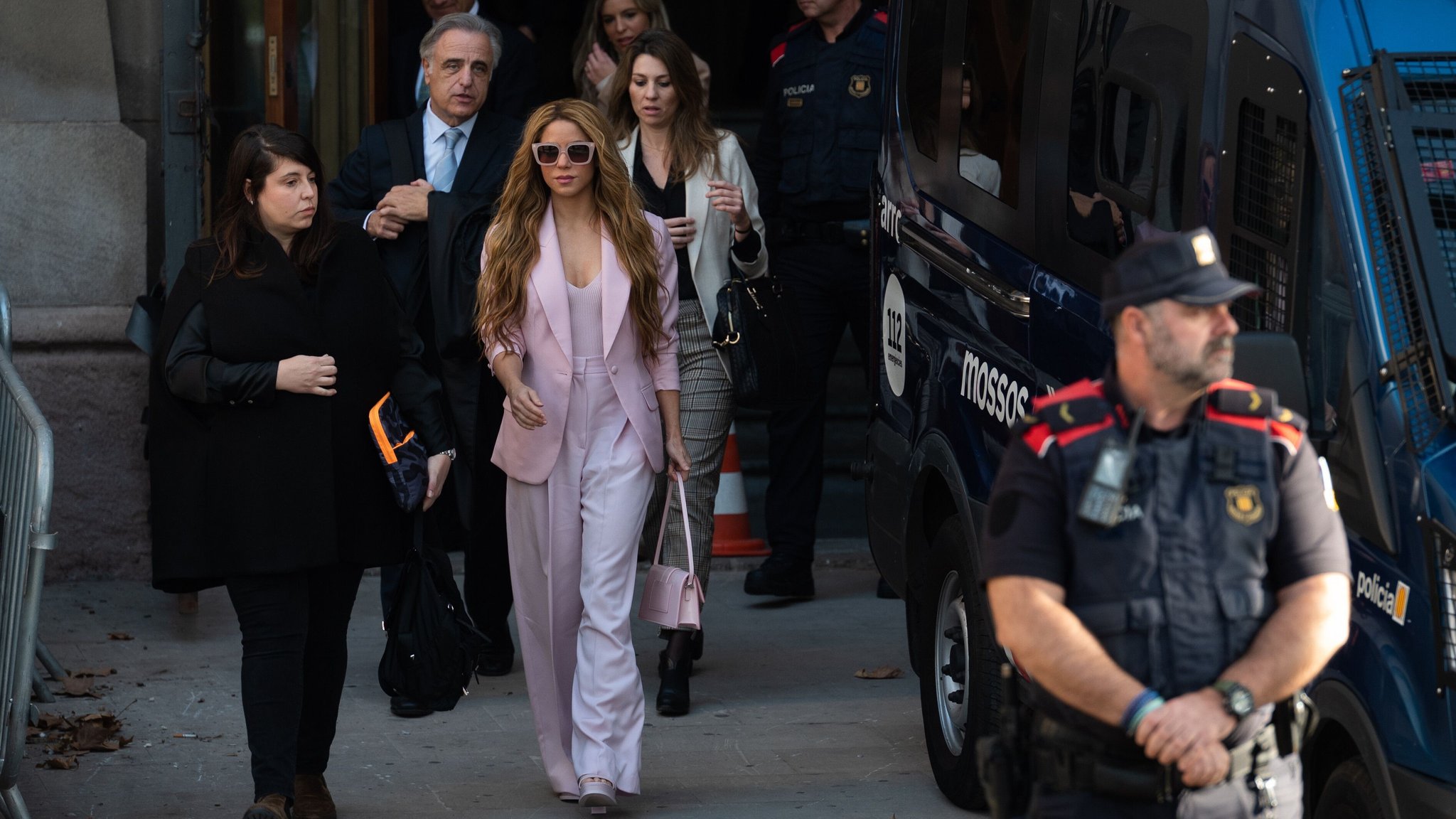 Die Musikerin Shakira bei einer Anhörung im November 2023. | Bild: picture alliance / Anadolu | Adria Puig Die Musikerin Shakira bei einer Anhörung im November 2023.