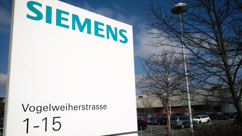 Siemens-Schild am Standort Vogelweiherstraße in Nürnberg