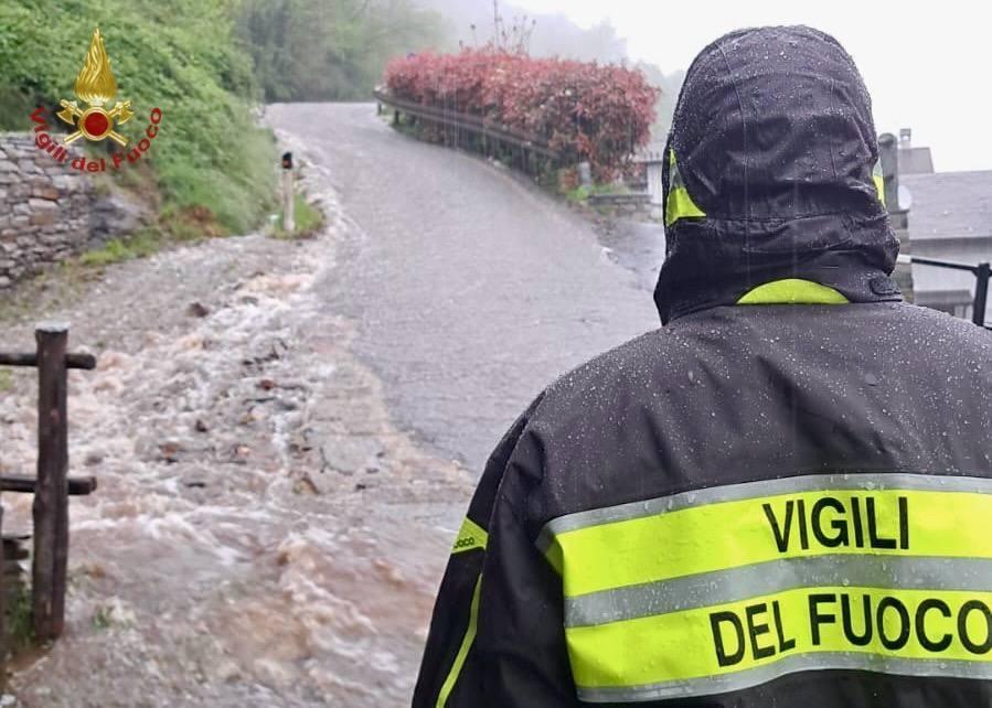 HANDOUT - 17.04.2025, Italien, Villadossola: Kräfte der italienischen Feuerwehr Vigili del Fuoco sind auf einer überfluteten Straße in der Ortschaft Villadossola in Piemont in Italien unterwegs. Nach heftigen Regenfällen in Norditalien sind zahlreiche Flüsse über die Ufer getreten, Straßen überschwemmt. Die Feuerwehren der Region sind im Großeinsatz. Foto: Handout/Vigili del Fuoco/dpa - ACHTUNG: Nur zur redaktionellen Verwendung im Zusammenhang mit einer Berichterstattung und nur mit vollständiger Nennung des vorstehenden Credits +++ dpa-Bildfunk +++