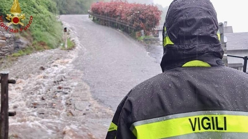 HANDOUT - 17.04.2025, Italien, Villadossola: Kräfte der italienischen Feuerwehr Vigili del Fuoco sind auf einer überfluteten Straße in der Ortschaft Villadossola in Piemont in Italien unterwegs. Nach heftigen Regenfällen in Norditalien sind zahlreiche Flüsse über die Ufer getreten, Straßen überschwemmt. Die Feuerwehren der Region sind im Großeinsatz. Foto: Handout/Vigili del Fuoco/dpa - ACHTUNG: Nur zur redaktionellen Verwendung im Zusammenhang mit einer Berichterstattung und nur mit vollständiger Nennung des vorstehenden Credits +++ dpa-Bildfunk +++ | Bild: dpa-Bildfunk/Handout HANDOUT - 17.04.2025, Italien, Villadossola: Kräfte der italienischen Feuerwehr Vigili del Fuoco sind auf einer überfluteten Straße in der Ortschaft Villadossola in Piemont in Italien unterwegs. Nach heftigen Regenfällen in Norditalien sind zahlreiche Flüsse über die Ufer getreten, Straßen überschwemmt. Die Feuerwehren der Region sind im Großeinsatz. Foto: Handout/Vigili del Fuoco/dpa - ACHTUNG: Nur zur redaktionellen Verwendung im Zusammenhang mit einer Berichterstattung und nur mit vollständiger Nennung des vorstehenden Credits +++ dpa-Bildfunk +++