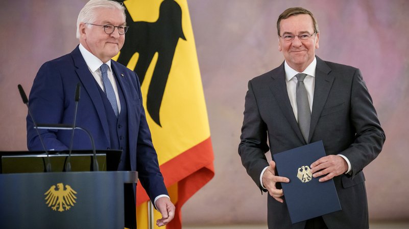 Bundespräsident Frank-Walter Steinmeier (l) übergibt dem neuen Verteidigungsminister Boris Pistorius (SPD) die Ernennungsurkunde