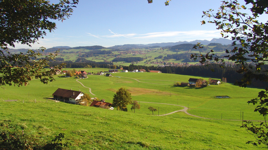 Landschaftsbild im Raum Scheidegg mit Blick auf die österreichischen Alpen (Archivbild)