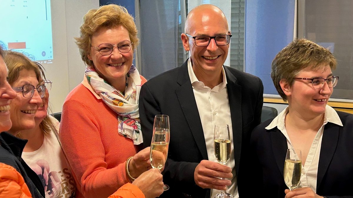 Europaabgeordnete und Strauß Tochter Monika Hohlmeier (CSU) (dritte von rechts) gehörte zu den ersten Gratulanten.