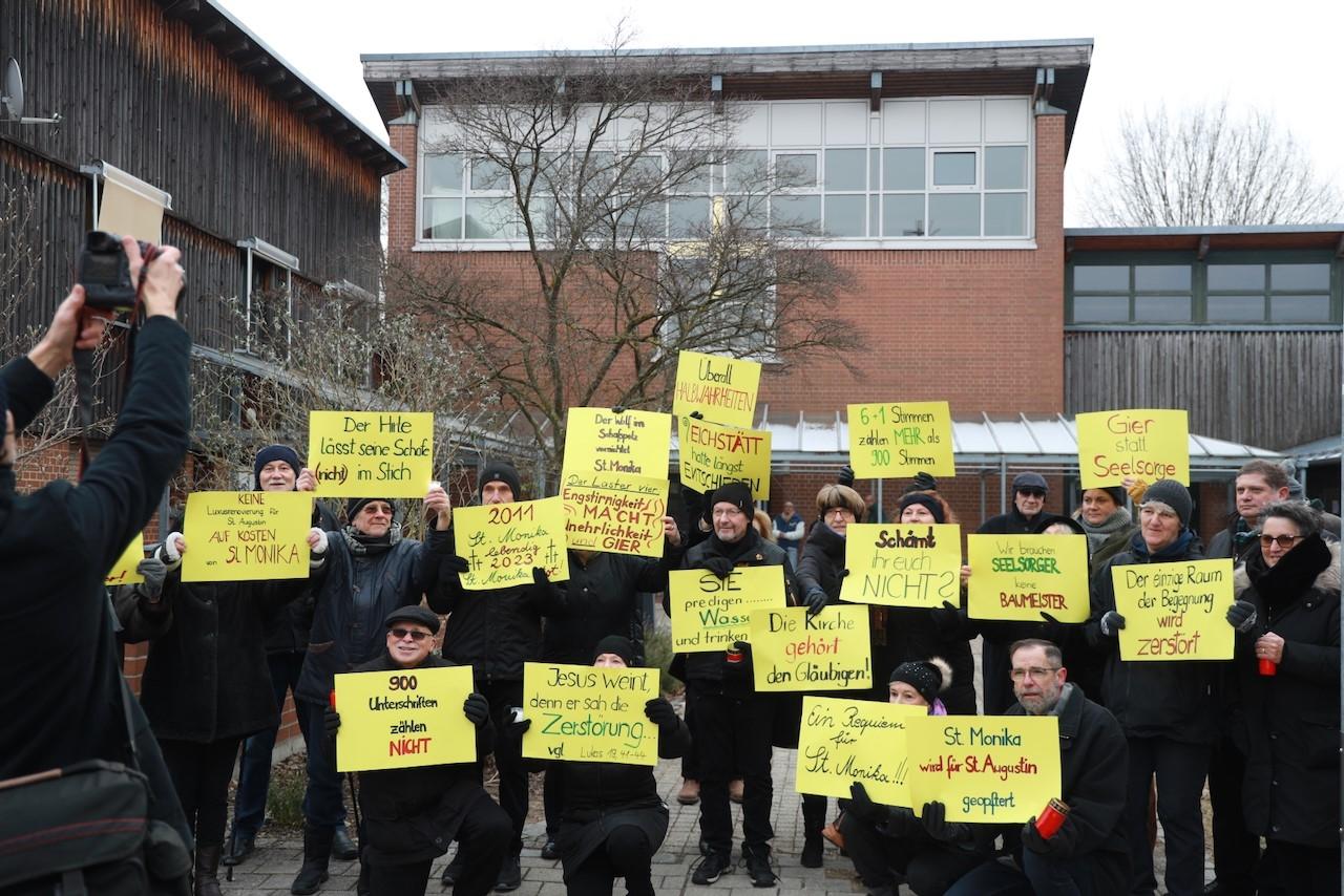 Gläubige protestieren vor St. Monika in Ingolstadt: Die Kirche wird abgerissen, auf ihrem Grund entstehen Sozialwohnungen.