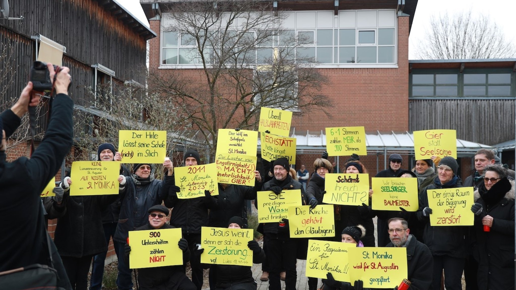 Gläubige protestieren vor St. Monika in Ingolstadt: Die Kirche wird abgerissen, auf ihrem Grund entstehen Sozialwohnungen.