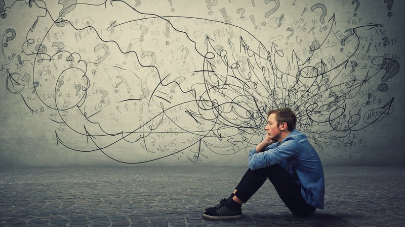 Ein junger Mann sitzt auf dem Boden und sieht nachdenklich und hoffnungslos aus. | Bild: stock.adobe.com/1STunningART Ein junger Mann sitzt auf dem Boden und sieht nachdenklich und hoffnungslos aus.