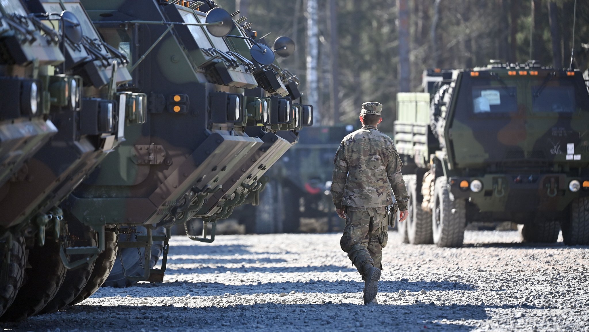 Archivbild: US-Soldat vor Panzerfahrzeugen 