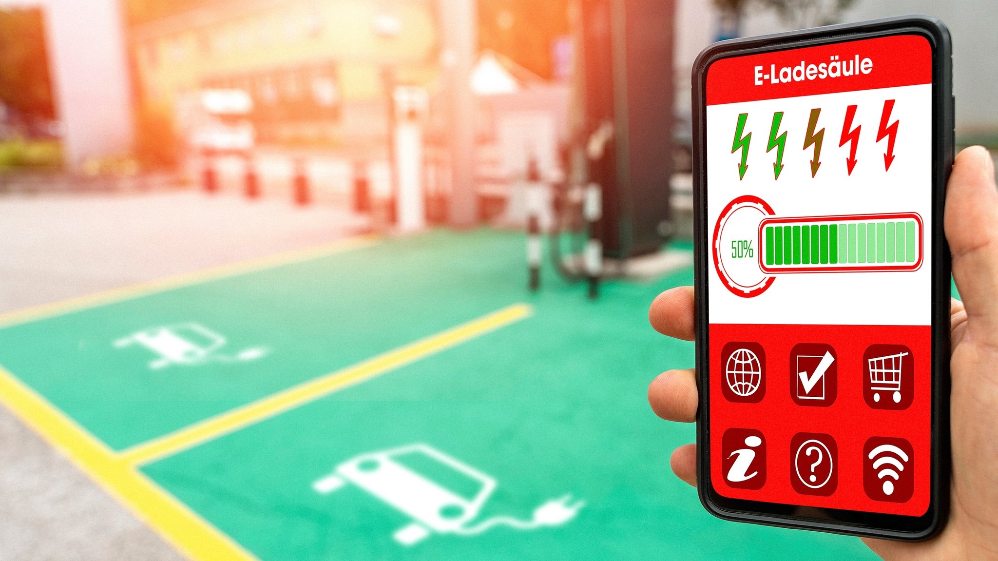 E-Parkplätze und ein Handy mit einer App für Stromparkplätze. Für beides wird Lithium benötigt. Auch in Deutschland wird Lithium abgebaut.