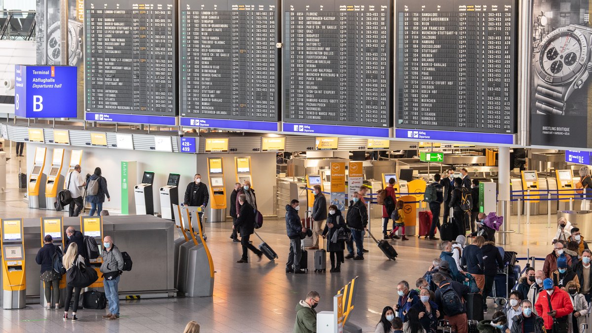 Passagiere warten am Flughafen Frankfurt. 