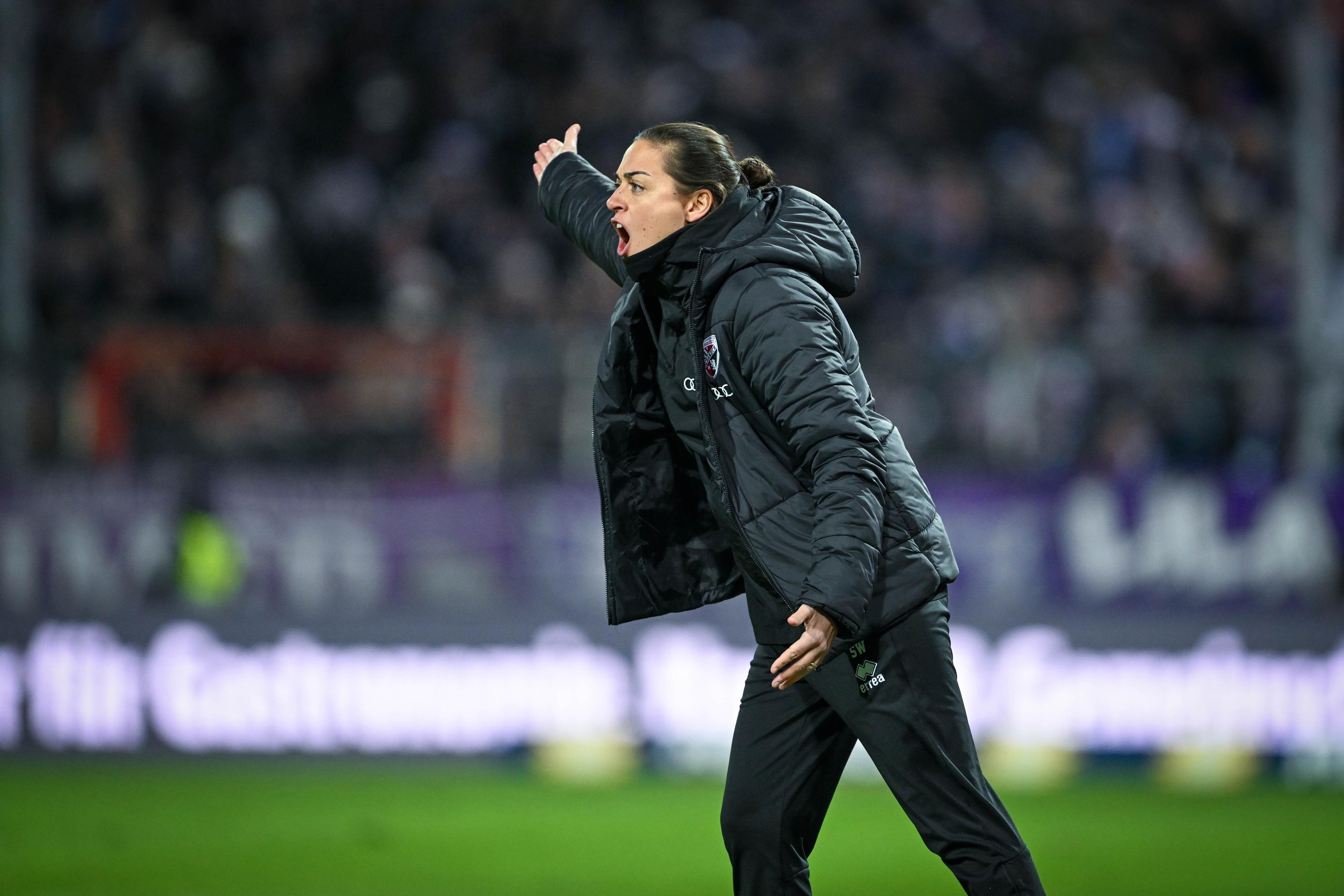 Ingolstadt-Trainerin Sabrina Wittmann schreit über den Platz