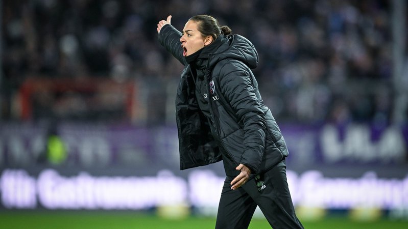 Ingolstadt-Trainerin Sabrina Wittmann schreit über den Platz | Bild: picture alliance / osnapix / Michael Titgemeyer Ingolstadt-Trainerin Sabrina Wittmann schreit über den Platz