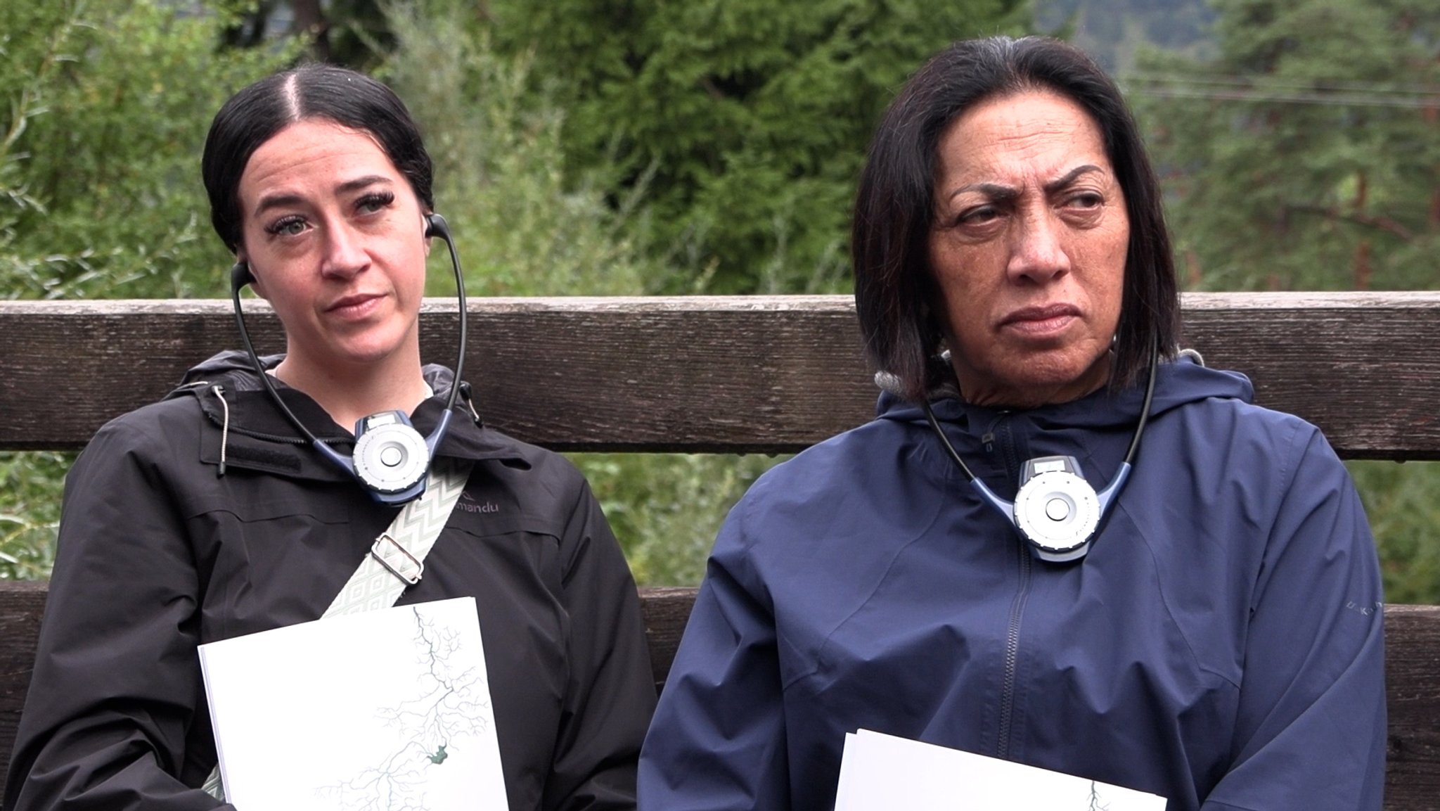 Zwei Māori-Frauen bei der Loisach-Konferenz hören gespannt zu. | Bild: BR / Melina Eisemann Zwei Māori-Frauen bei der Loisach-Konferenz hören gespannt zu.