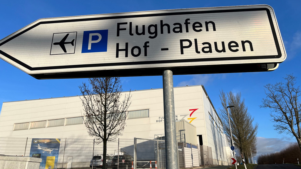 "Flughafen Hof-Plauen" steht auf einem Schild.