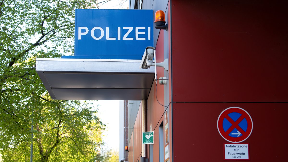Ein Schild mit der Aufschrift "Polizei" ist an der Polizeiinspektion München Neuhausen zu sehen.