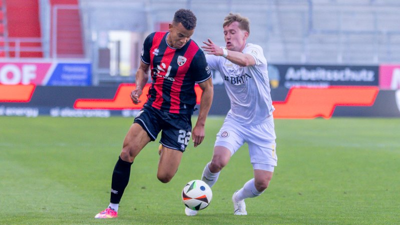 Spielszene FC Ingolstadt 04 - SV Wehen Wiesbaden | Bild: picture-alliance/dpa Spielszene FC Ingolstadt 04 - SV Wehen Wiesbaden