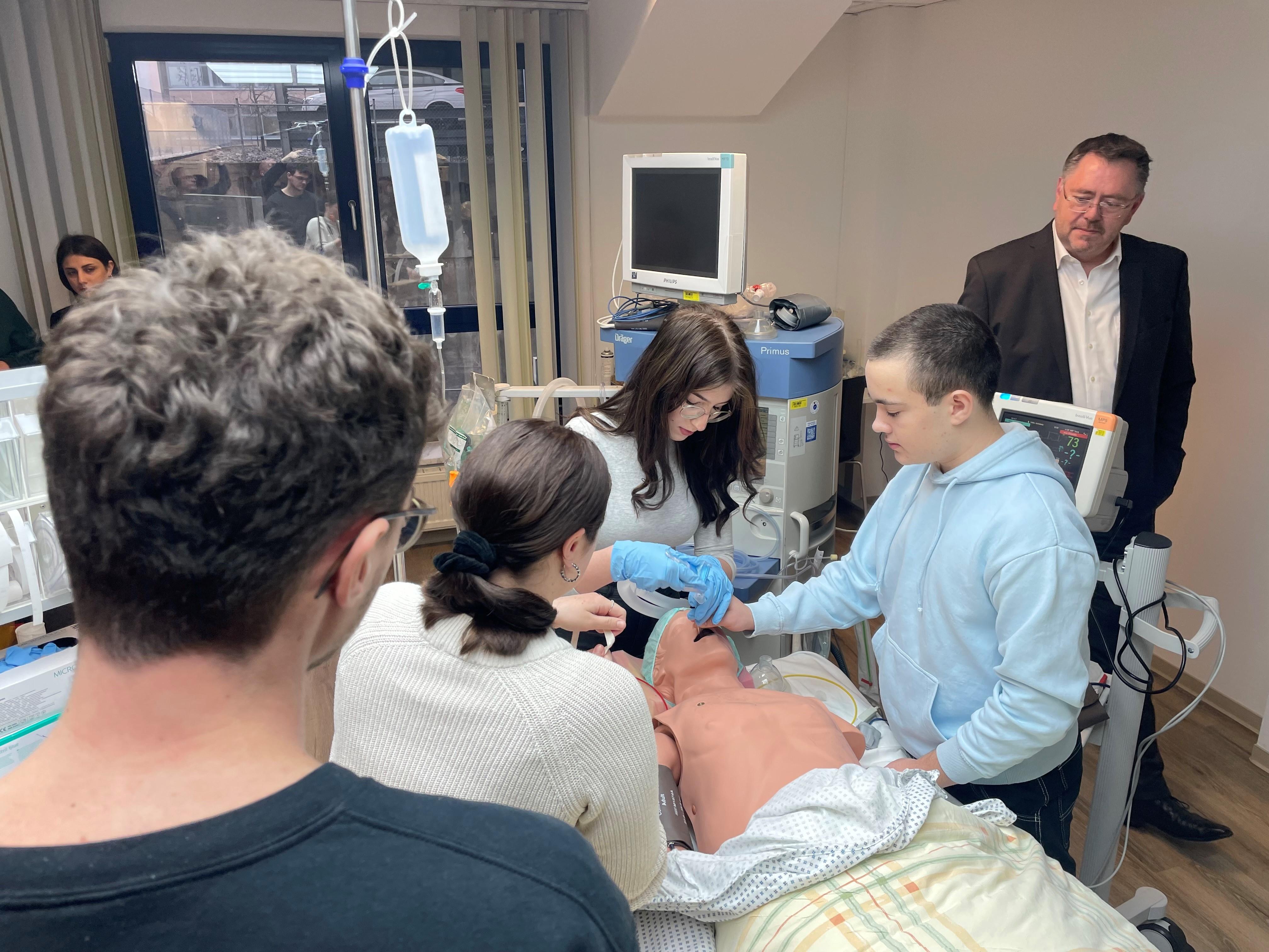 Operationen üben unter Aufsicht: Berufsfachschule mit modernster Technik an der Würzburger Uniklinik 