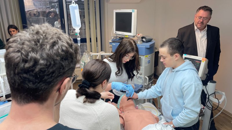 Operationen üben unter Aufsicht: Berufsfachschule mit modernster Technik an der Würzburger Uniklinik | Bild: Frank Breitenstein BR Operationen üben unter Aufsicht: Berufsfachschule mit modernster Technik an der Würzburger Uniklinik