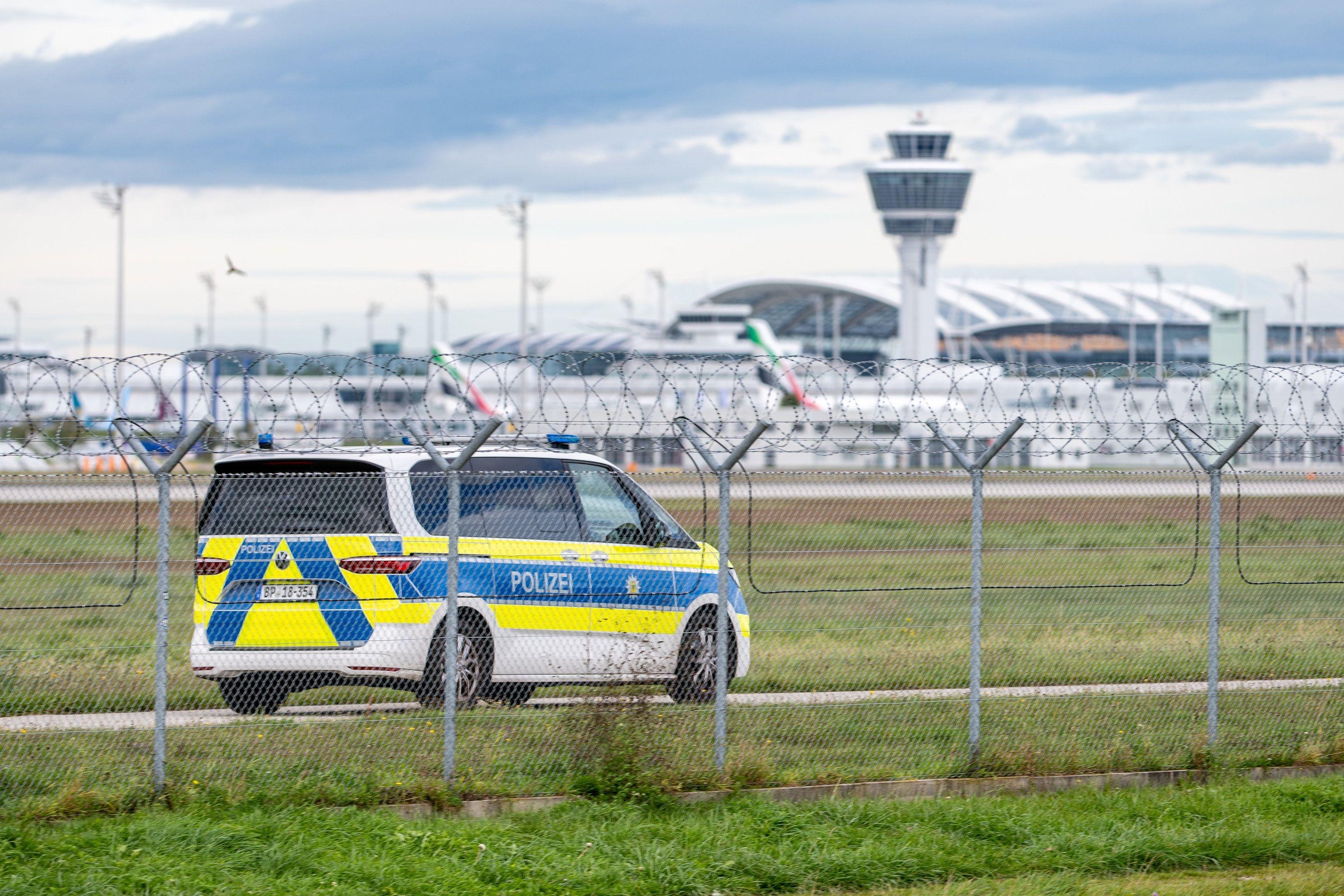 Ein Polizeifahrzeug fährt auf dem Gelände des Münchner Flughafens.