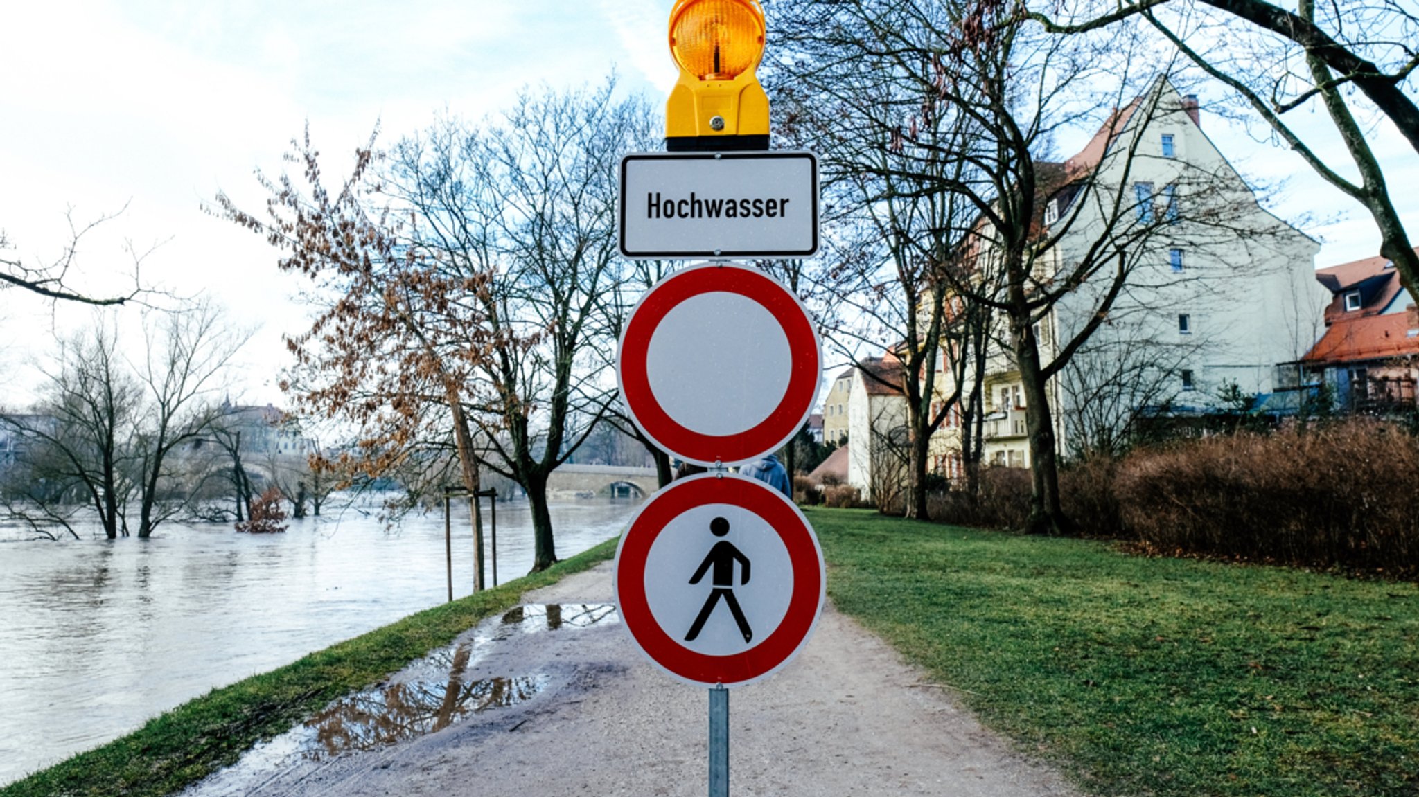 Hochwasser-Warnschilder in Regensburg