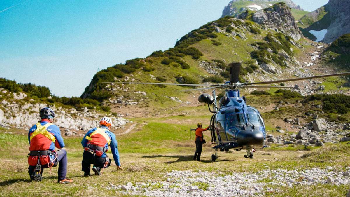Sie helfen, wenn Bergsteiger in Not sind: Die Männer und Frauen der Bergwacht. 