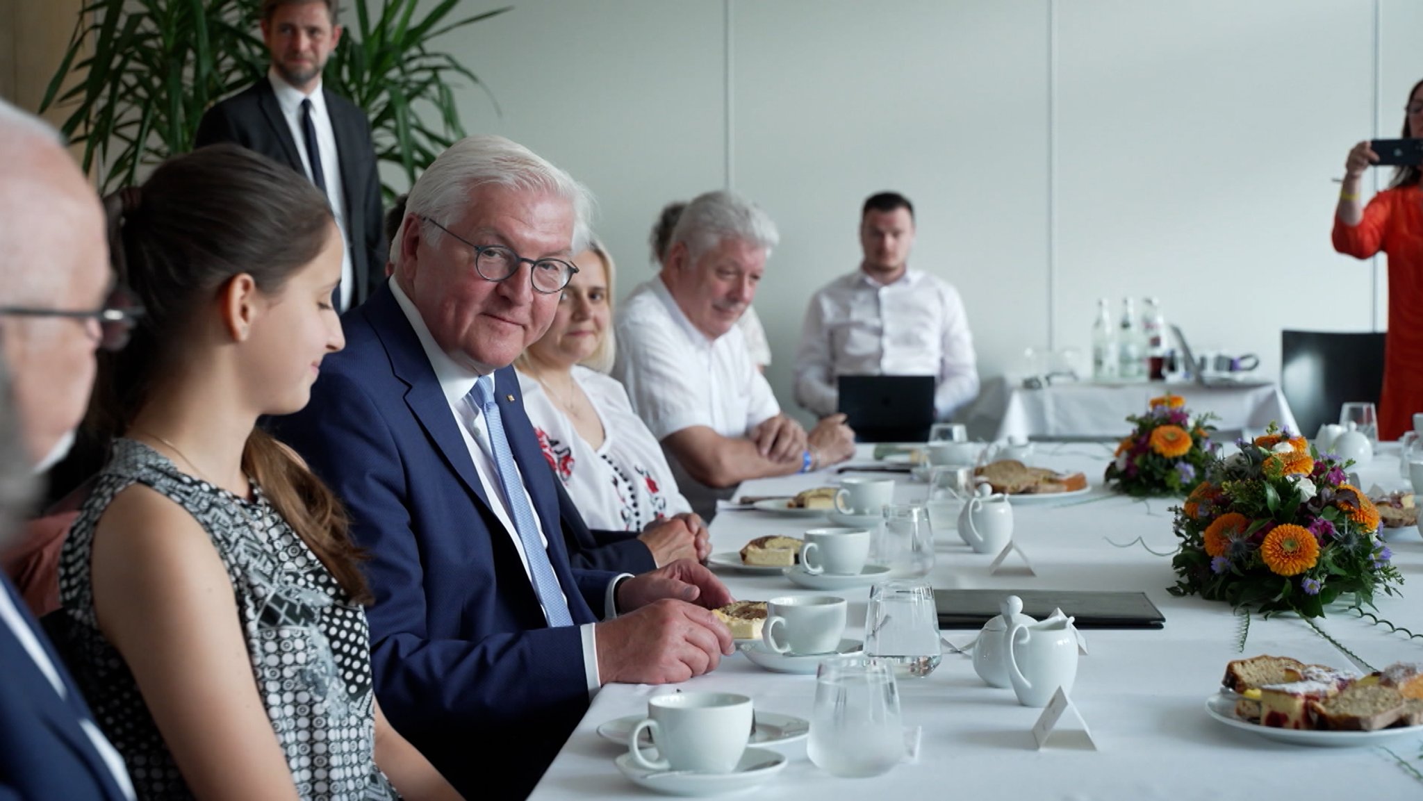 Der Bundespräsident mit Bürgern beim Kaffee.