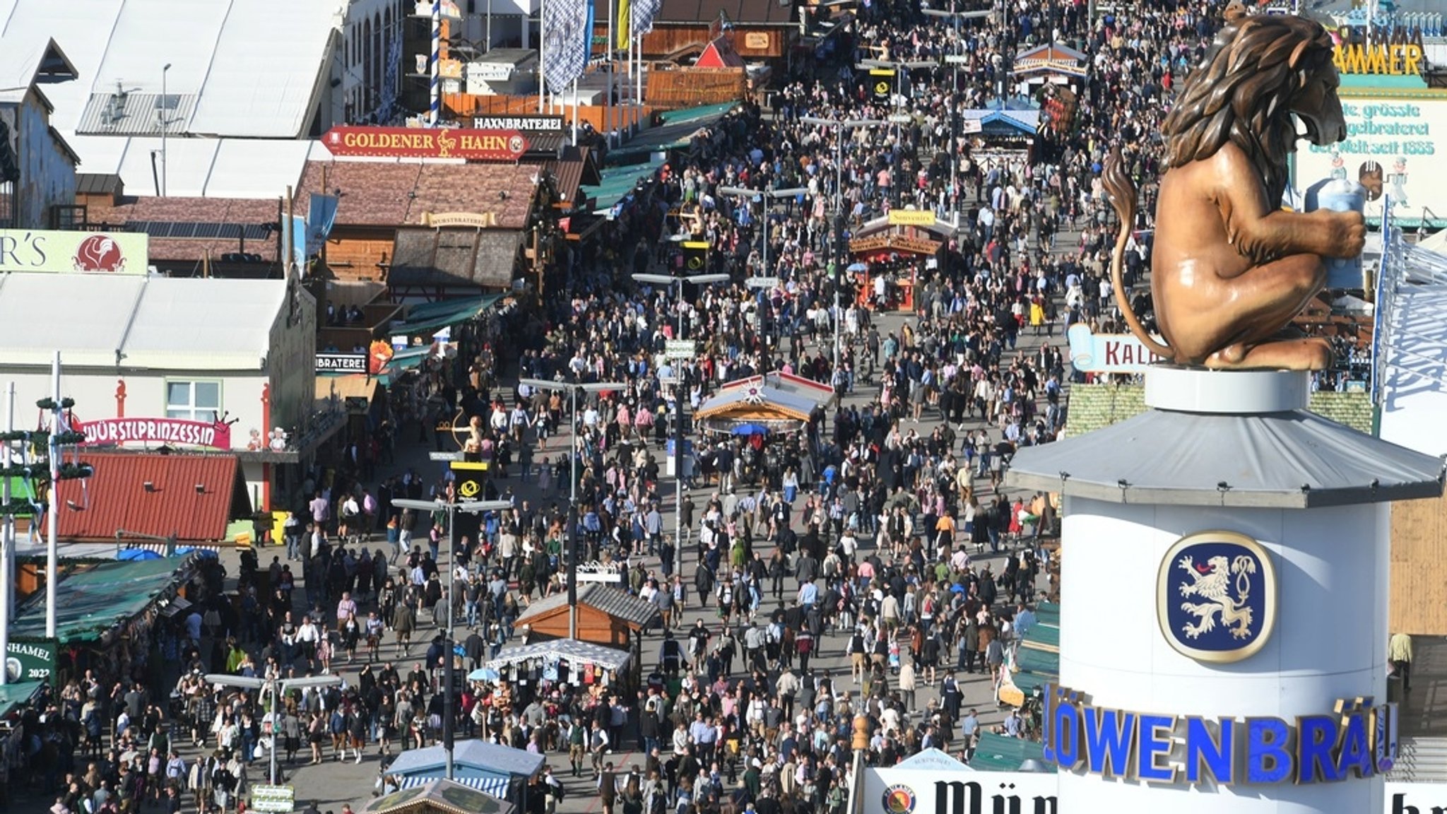 Das Münchner Oktoberfest mit der Wirtsbudenstraße von oben fotografiert