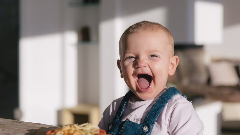Ein kleines Mädchen lacht herzlich. | Bild: BR/Sylvia Bentele Ein kleines Mädchen lacht herzlich.