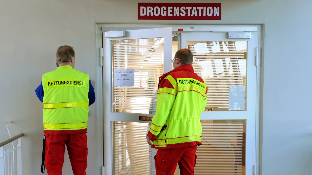 ARCHIV (26.11.2009): Zwei Rettungs-Sanitäter stehen am Eingang zur Drogenstation des Park-Krankenhauses in Leipzig