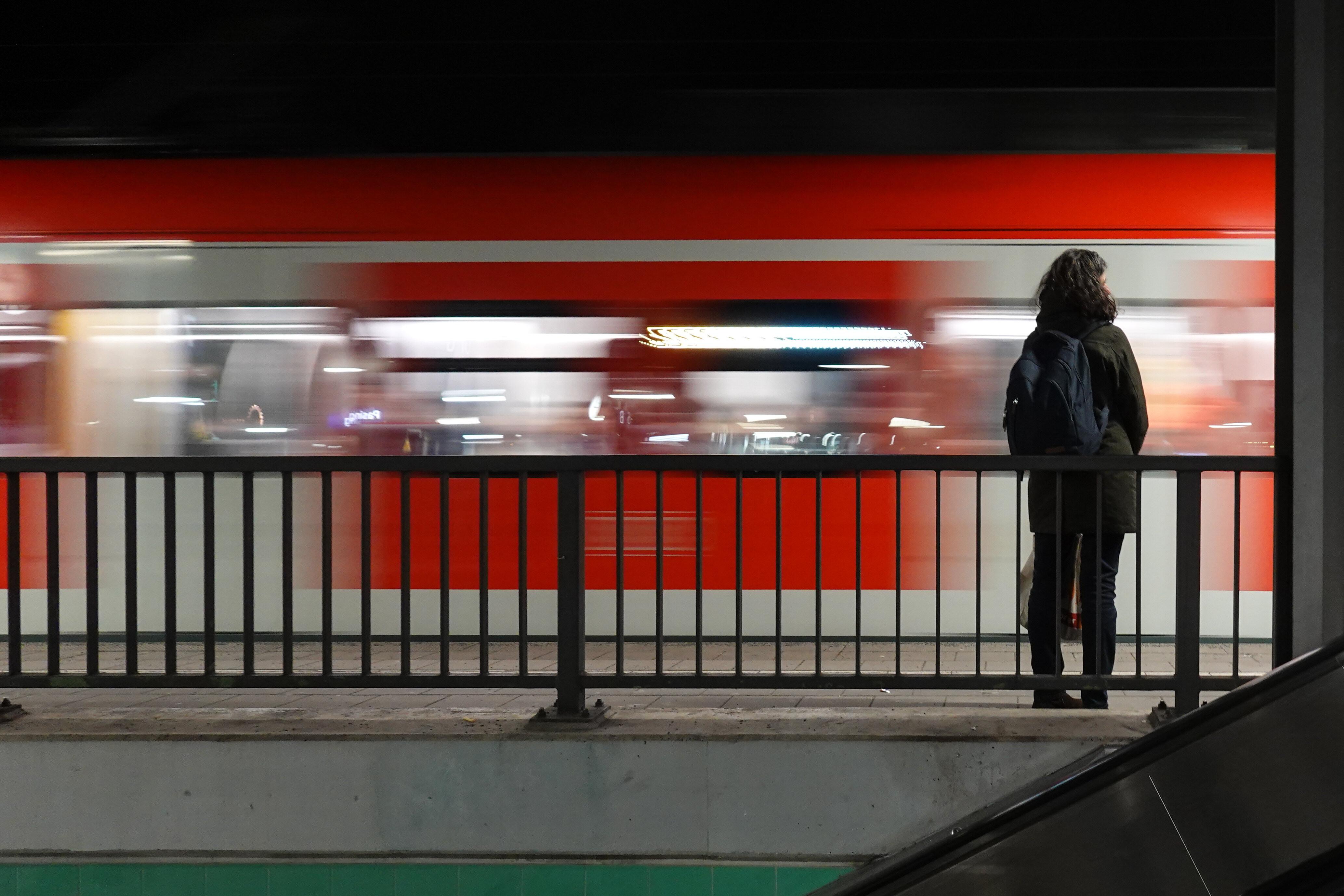 Frau an Bahnhof in München