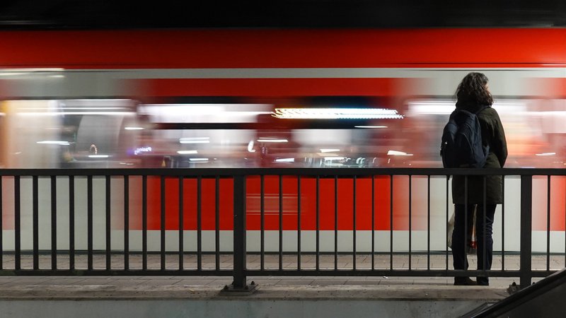 Frau an Bahnhof in München | Bild: picture alliance / NurPhoto | Michael Nguyen Frau an Bahnhof in München