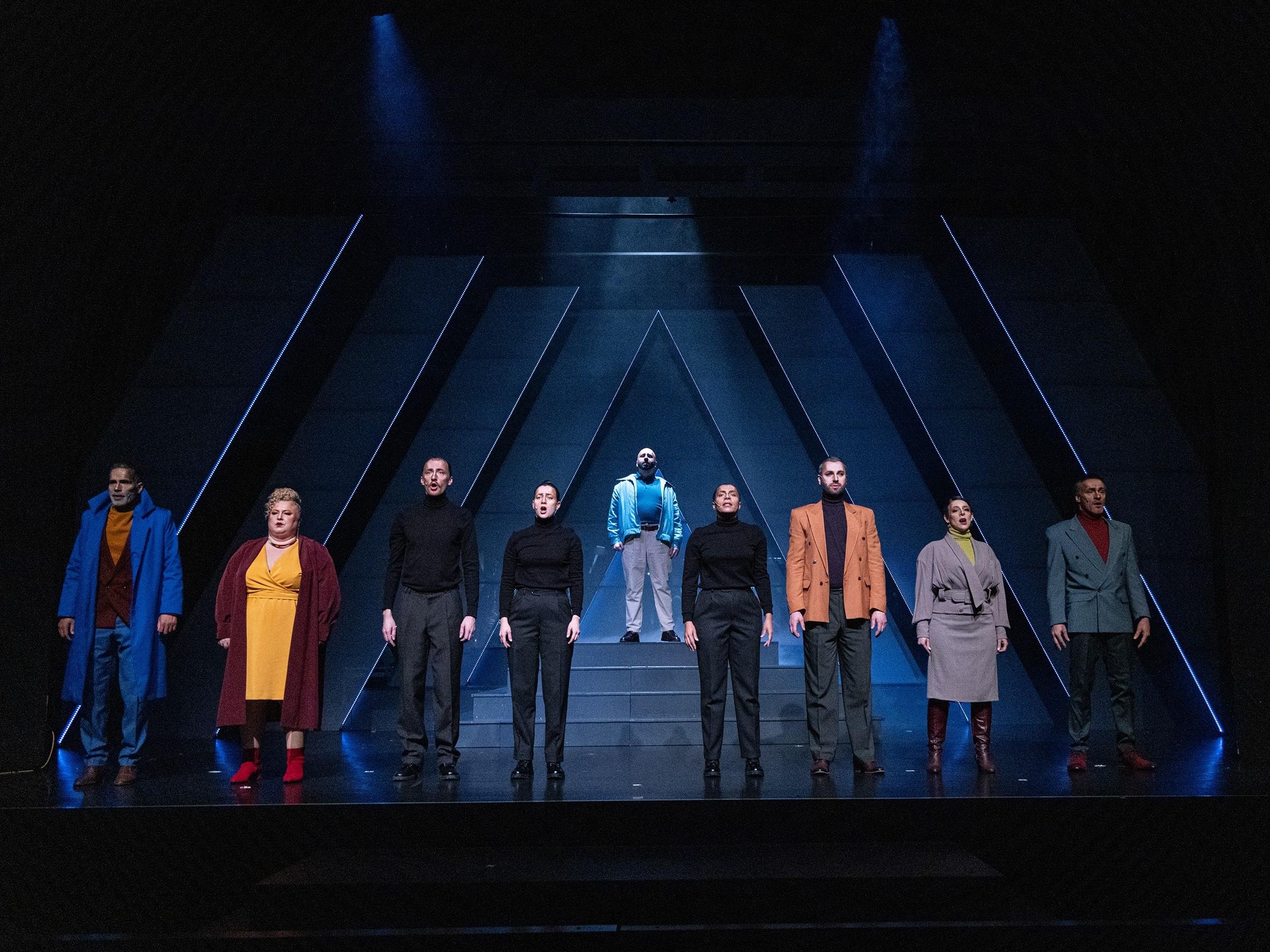 Mitwirkende von "Chess" stehen nebeneinander auf der Bühne