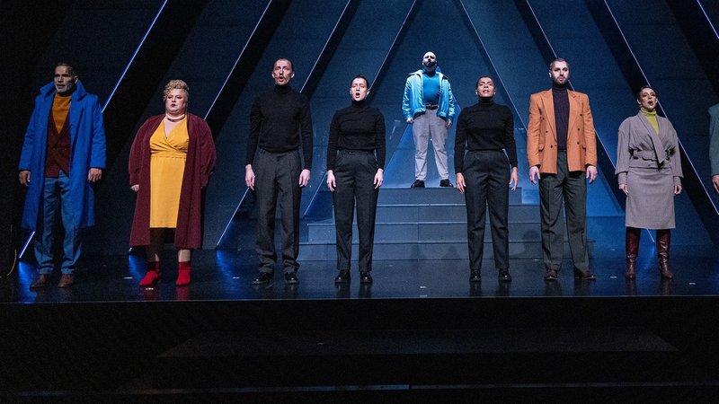 Mitwirkende von "Chess" stehen nebeneinander auf der Bühne | Bild: Sebastian C. Hoffmann/Theater an der Rott Mitwirkende von "Chess" stehen nebeneinander auf der Bühne