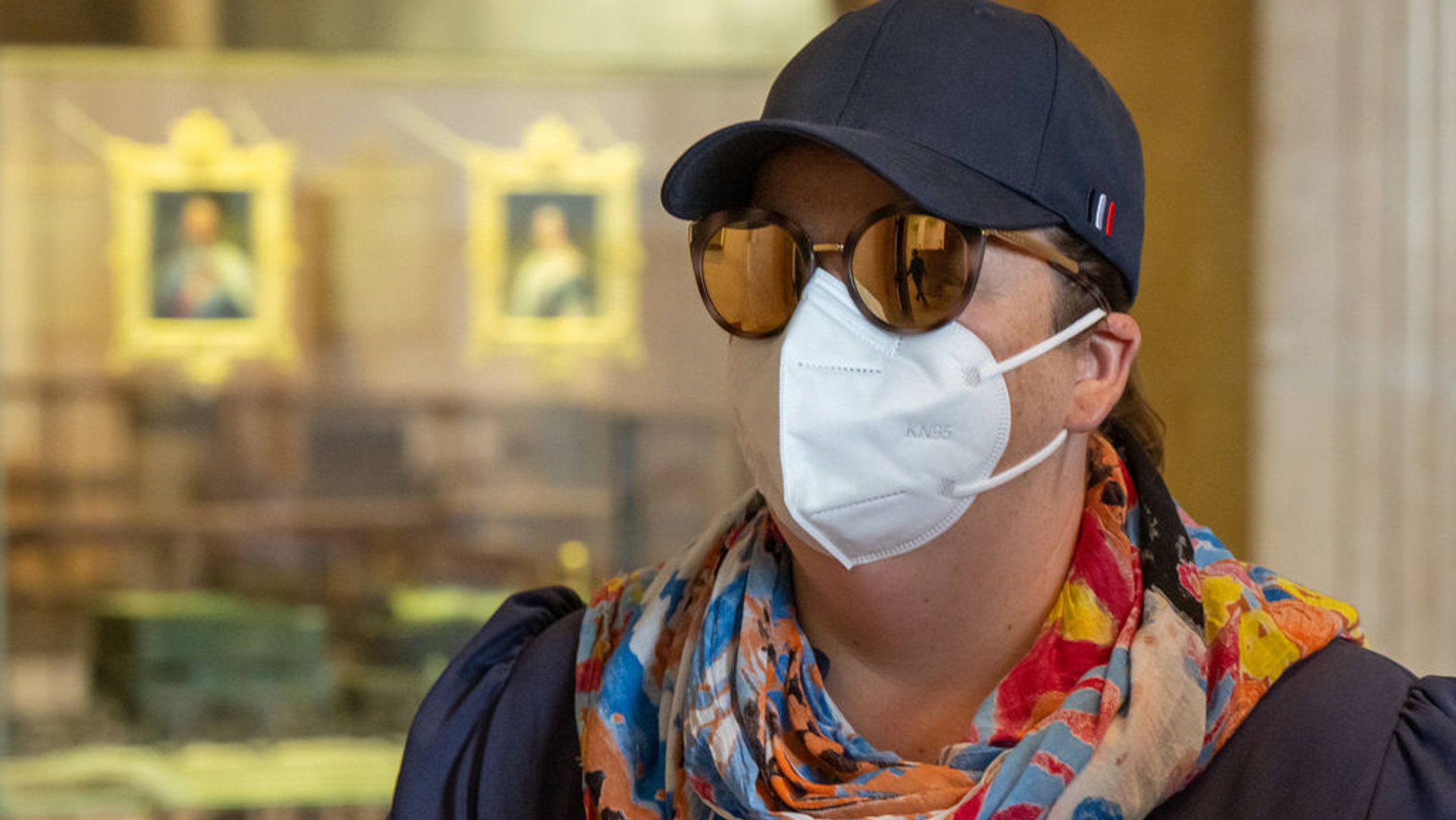 ARCHIV - 27.07.2022, Bayern, München: Andrea Tandler kommt zur Sitzung des Masken-Untersuchungsausschusses im Bayerischen Landtag zu Zeugenvernehmungen. (zu dpa «Andrea Tandler bleibt in U-Haft - OLG sieht dringenden Tatverdacht») Foto: Peter Kneffel/dpa +++ dpa-Bildfunk +++