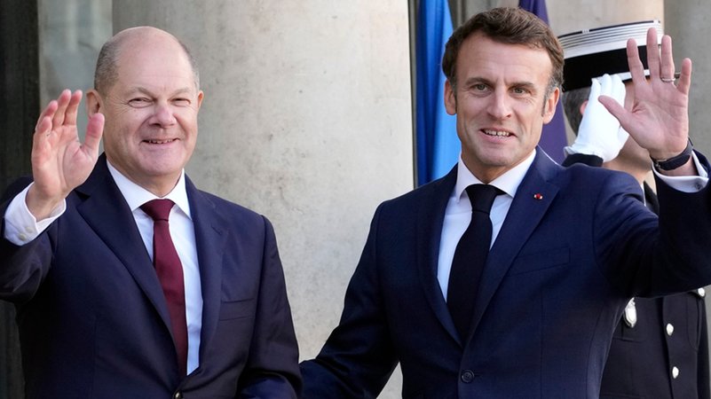 Scholz und Macron winken für die Kameras