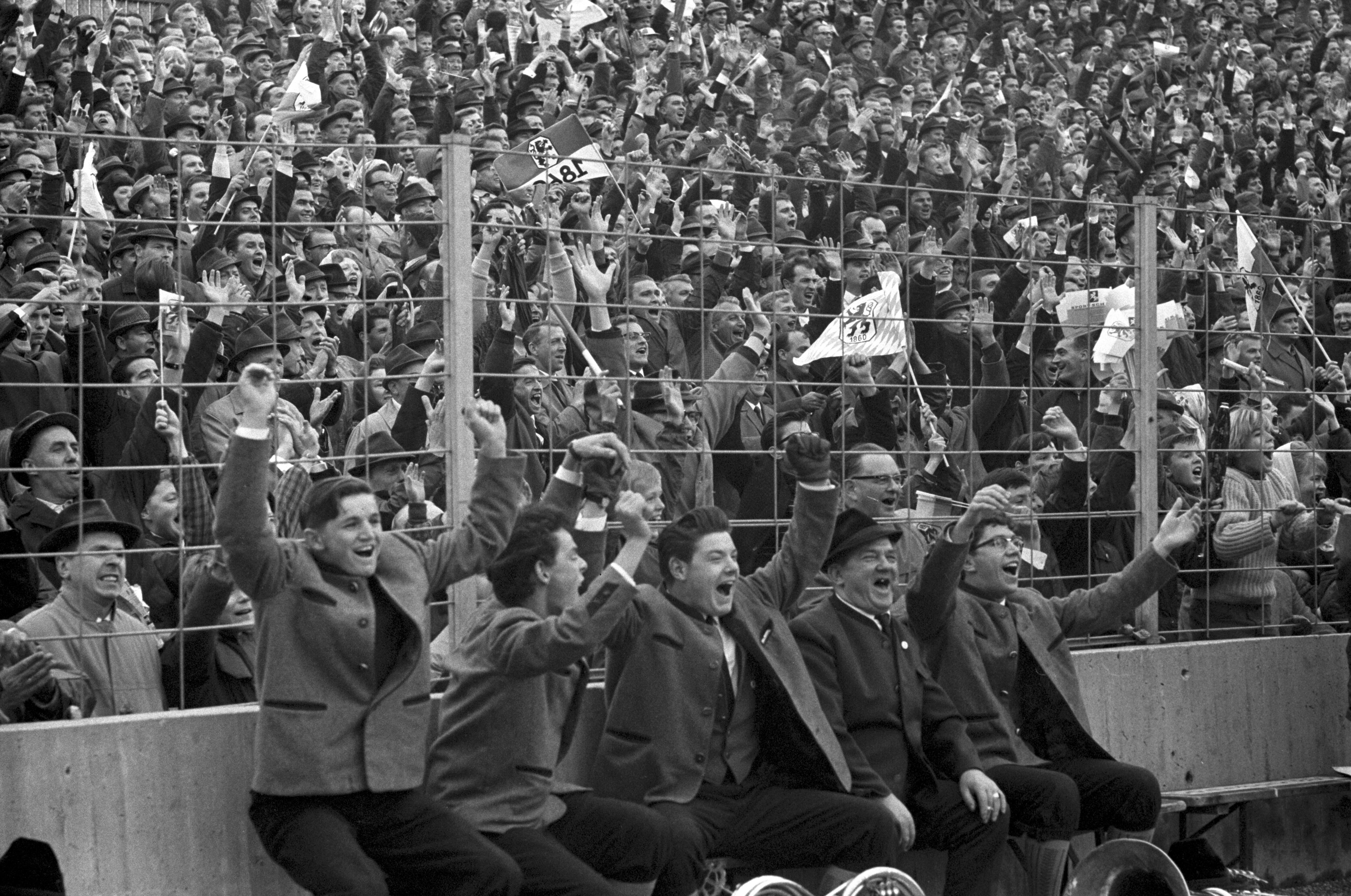 (Archivbild) Jubelnde Fans im Grünwalder Stadion feiern die Meisterschaft des TSV 1860 München.