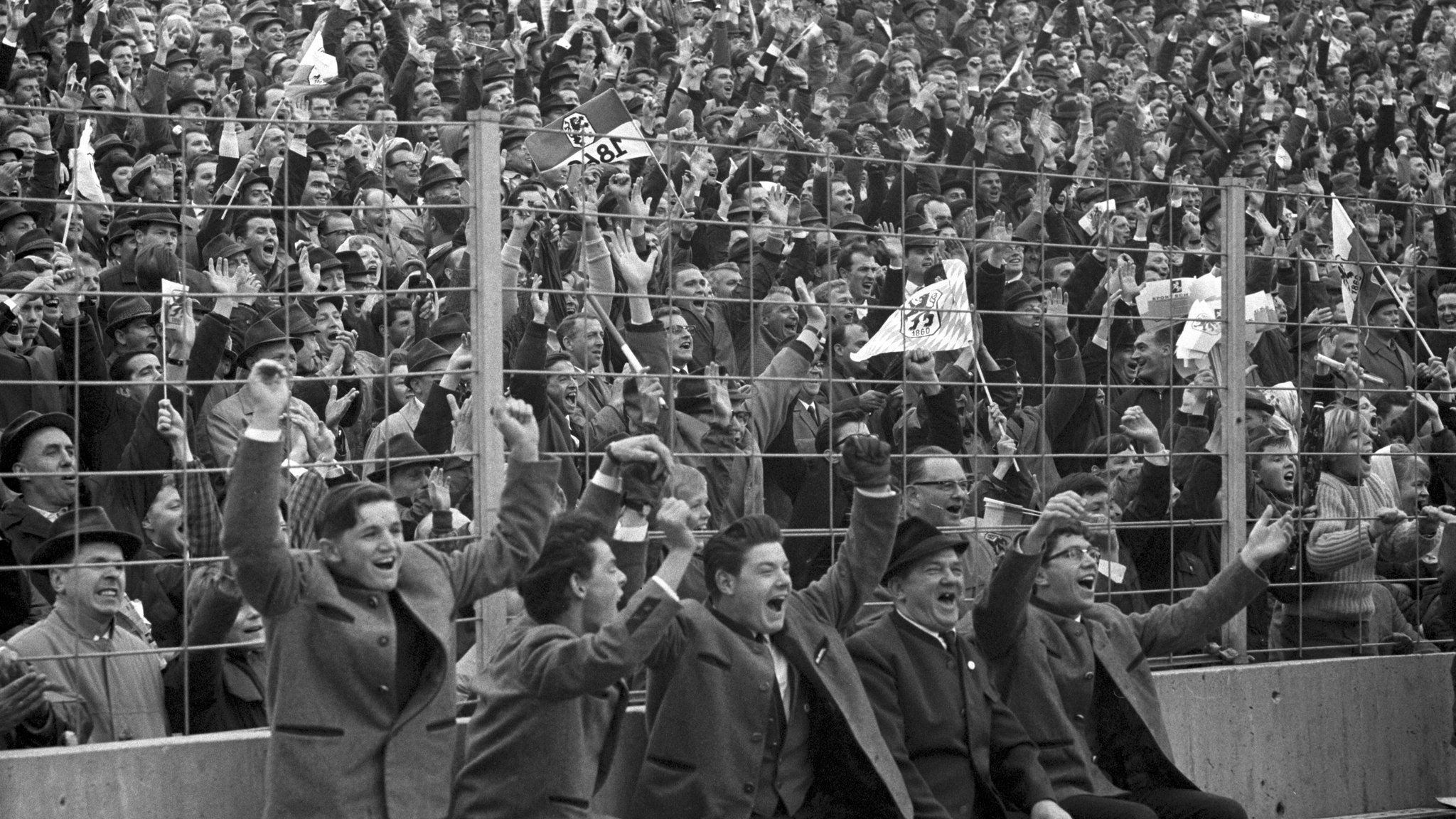 (Archivbild) Jubelnde Fans im Grünwalder Stadion feiern die Meisterschaft des TSV 1860 München. | Bild: picture alliance / dpa | A0009 (Archivbild) Jubelnde Fans im Grünwalder Stadion feiern die Meisterschaft des TSV 1860 München.