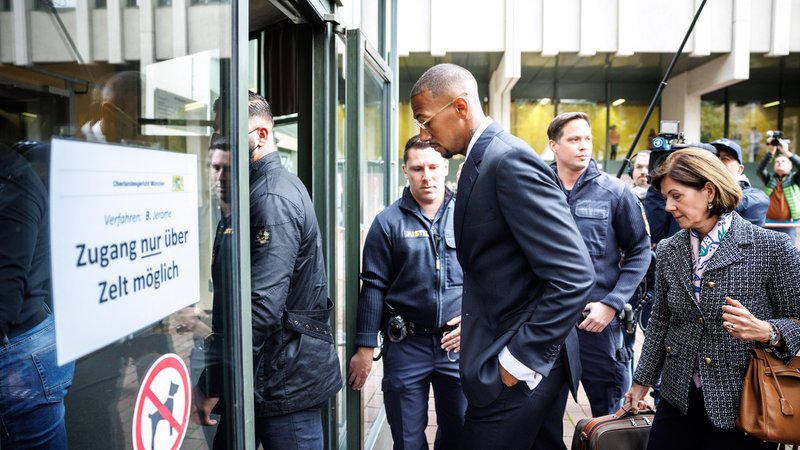 Fußballspieler Jérôme Boateng (M) kommt mit seinen Anwälten und Bodyguards am 21.10.2022 zum Berufungsprozess gegen ihn im Landgericht München I an.