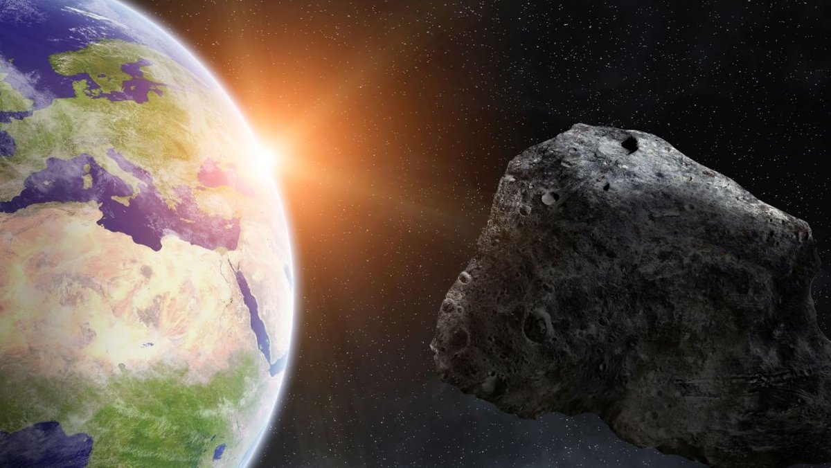 Asteroid in der Nähe der Erde (Illustration). Die meisten Meteore, die wir sehen, stammen von kleineren kosmischen Geschossen: Gesteinsklumpen, die durchs All rasen. Beim Eintritt in die Erdatmosphäre verglühen sie meist komplett.