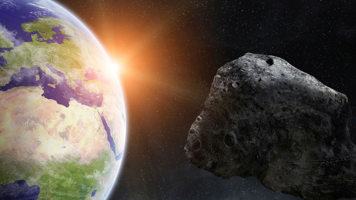 Asteroid in der Nähe der Erde (Illustration). Die meisten Meteore, die wir sehen, stammen von kleineren kosmischen Geschossen: Gesteinsklumpen, die durchs All rasen. Beim Eintritt in die Erdatmosphäre verglühen sie meist komplett. | Bild: colourbox.com Asteroid in der Nähe der Erde (Illustration). Die meisten Meteore, die wir sehen, stammen von kleineren kosmischen Geschossen: Gesteinsklumpen, die durchs All rasen. Beim Eintritt in die Erdatmosphäre verglühen sie meist komplett.