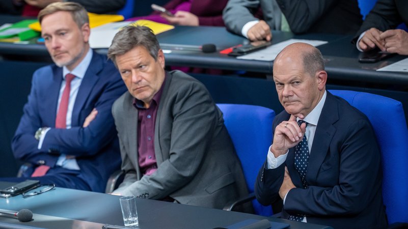 Archivbild: Bundeskanzler Scholz, Wirtschaftsminister Habeck und Finanzminister Lindner | Bild: picture alliance/dpa | Michael Kappeler Archivbild: Bundeskanzler Scholz, Wirtschaftsminister Habeck und Finanzminister Lindner