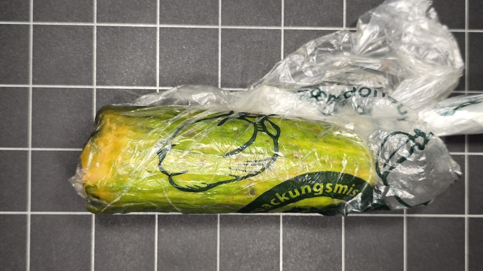 Diese alte halbe Gurke in einer Plastiktüte bekam die Frau statt der wertvollen Goldmünze, die sie bestellt hatte. | Bild: Polizei Sulzbach-Rosenberg Diese alte halbe Gurke in einer Plastiktüte bekam die Frau statt der wertvollen Goldmünze, die sie bestellt hatte.